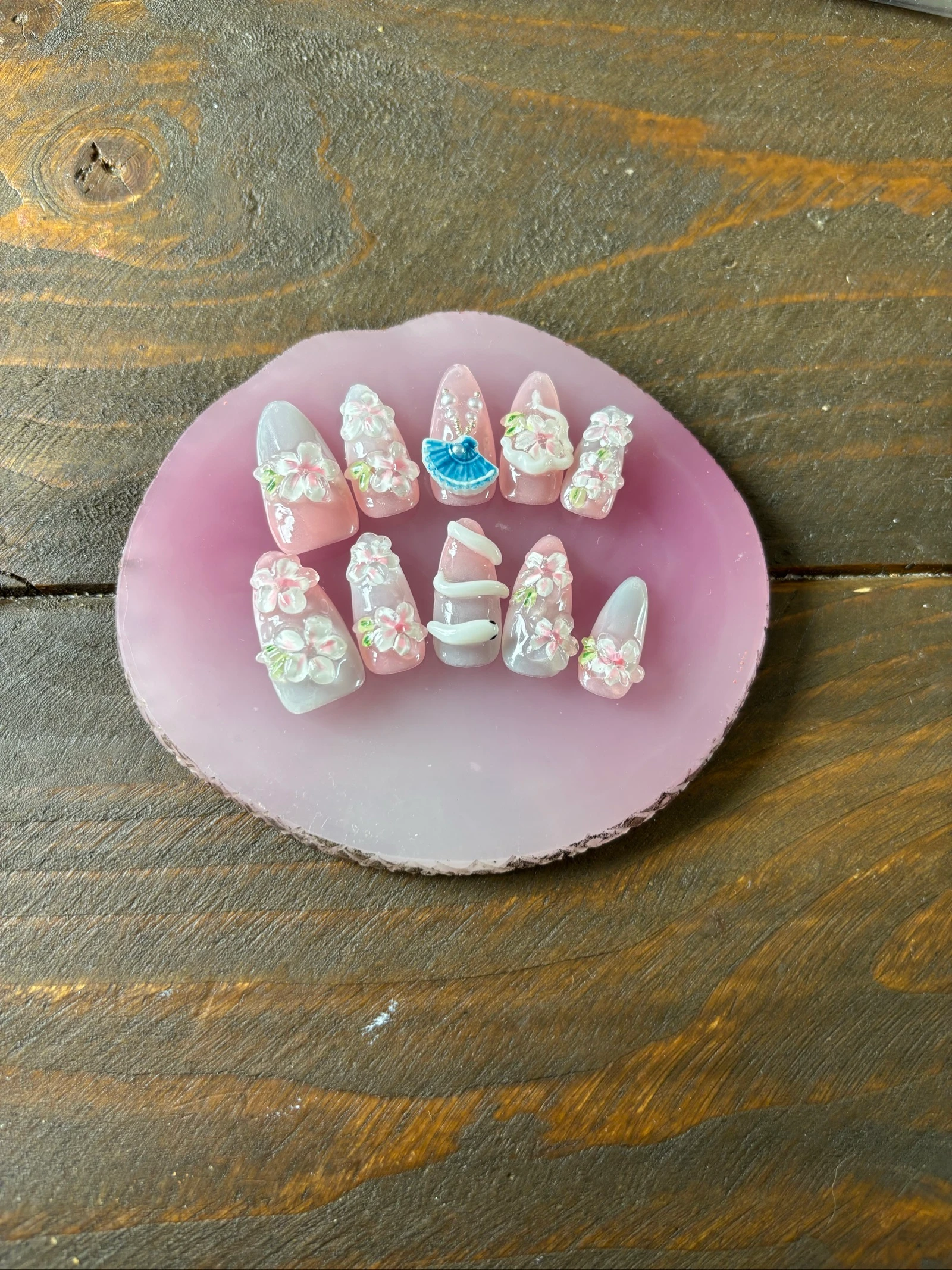 Press on nails M 